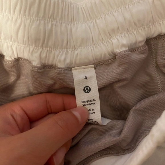 Lululemon white hotty hots low rise 2.5 - Picture 3 of 4